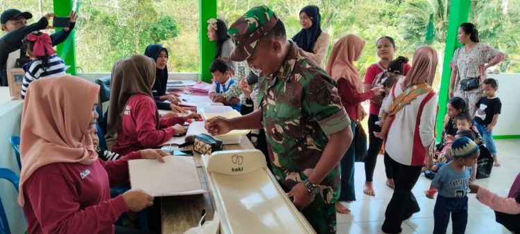 Penyuluhan dan edukasi penurunan angka stunting ditengah - tengah masyarakat, masuk dalam rangkaian kegiatan nonfisik TNI Manunggal Membangun Desa (TMMD) Imbangan ke-125 di Desa Karya Bakti, Kecamatan Rungan, Senin (12/08/2025).