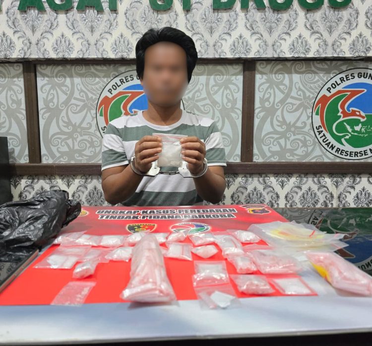 Satuan Reserse Narkoba (Satresnarkoba) Polres Gunung Mas berhasil membongkar jaringan peredaran narkotika di wilayah Kecamatan Sepang dengan menangkap seorang pria berinisial P (35). Dari tangan terduga pelaku, polisi menyita barang bukti narkotika jenis sabu seberat 185,9 gram yang telah dikemas dalam ratusan paket siap edar.
