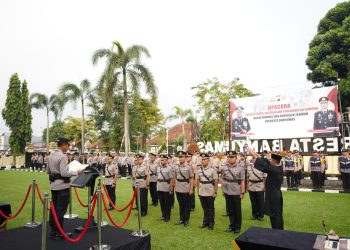Kapolresta Banyumas Kombes Pol Dr. Ari Wibowo, S.I.K., M.H., memimpin Upacara Serah Terima Jabatan (Sertijab) dan Pengambilan Sumpah Kasat Binmas dan juga 11 Kapolsek jajaran di halaman apel Mapolresta, Rabu (13/8/25).