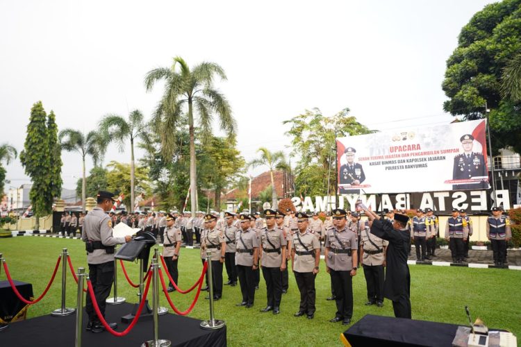 Kapolresta Banyumas Kombes Pol Dr. Ari Wibowo, S.I.K., M.H., memimpin Upacara Serah Terima Jabatan (Sertijab) dan Pengambilan Sumpah Kasat Binmas dan juga 11 Kapolsek jajaran di halaman apel Mapolresta, Rabu (13/8/25).