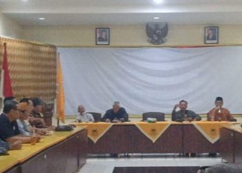 Sejumlah elemen yang tergabung dalam Lintas Relawan Pendukung Bupati Terpilih Purbalingga mengadakan pertemuan pada Rabu (13/8/25) untuk membahas perkembangan kinerja bupati sejak dilantik. Pertemuan ini berlangsung di aula gedung DPD Partai Golkar di wilayah kota Purbalingga dan dihadiri oleh perwakilan relawan dari berbagai kecamatan.