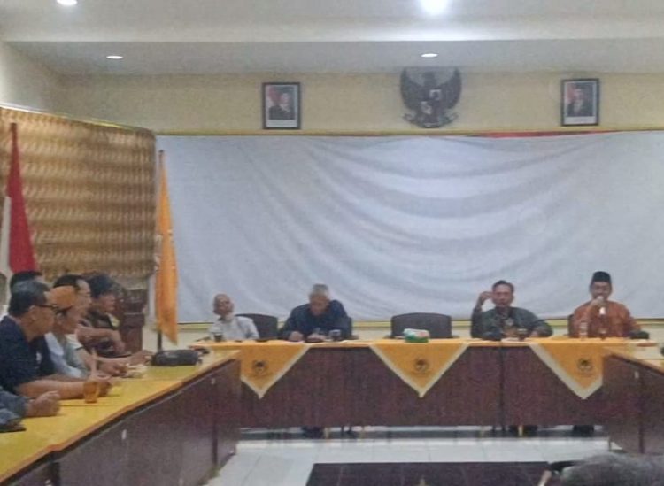 Sejumlah elemen yang tergabung dalam Lintas Relawan Pendukung Bupati Terpilih Purbalingga mengadakan pertemuan pada Rabu (13/8/25) untuk membahas perkembangan kinerja bupati sejak dilantik. Pertemuan ini berlangsung di aula gedung DPD Partai Golkar di wilayah kota Purbalingga dan dihadiri oleh perwakilan relawan dari berbagai kecamatan.