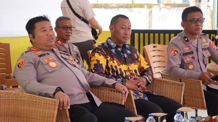 Kapolresta Palangka Raya Kombes Pol Dedy Supriadi, S.I.K., M.H. menghadiri kegiatan Zoom Meeting bersama Kapolri dalam rangka mendukung pelaksanaan Gerakan Pangan Murah (GPM), Kamis (14/8/2025).