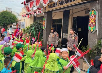 Polsek Pahandut menggelar kegiatan “Polsek Pahandut Ramah Anak” dengan menerima kunjungan peserta didik TK/RA Hidayatul Insan Palangka Raya. Kegiatan berlangsung pada Jumat (15/8/2025) sekitar pukul 07.30 WIB di halaman Mapolsek Pahandut, Jl. A. Yani, Kota Palangka Raya.