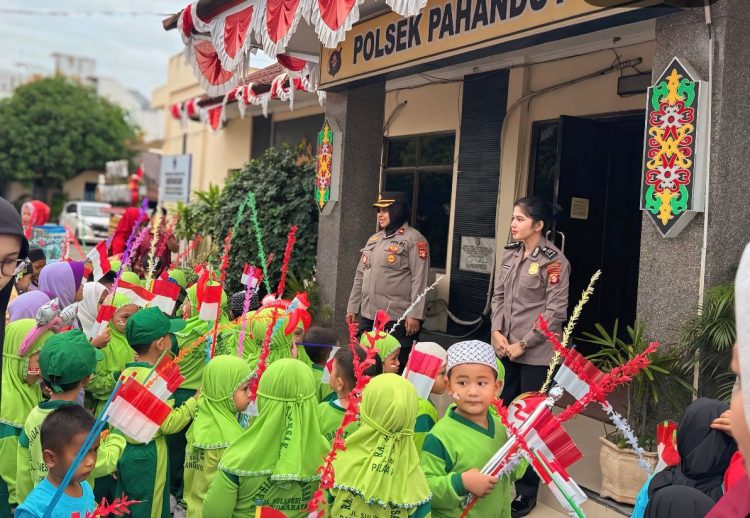 Polsek Pahandut menggelar kegiatan “Polsek Pahandut Ramah Anak” dengan menerima kunjungan peserta didik TK/RA Hidayatul Insan Palangka Raya. Kegiatan berlangsung pada Jumat (15/8/2025) sekitar pukul 07.30 WIB di halaman Mapolsek Pahandut, Jl. A. Yani, Kota Palangka Raya.