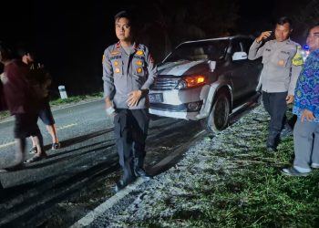 Polsek Bukit Batu Polresta Palangka Raya bergerak cepat menanggapi insiden pohon tumbang yang menimpa sebuah mobil di Jalan Cilik Riwut Km 20, Kelurahan Marang, Kecamatan Bukit Batu.