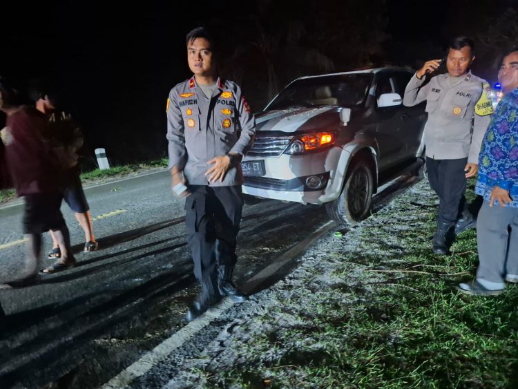 Polsek Bukit Batu Polresta Palangka Raya bergerak cepat menanggapi insiden pohon tumbang yang menimpa sebuah mobil di Jalan Cilik Riwut Km 20, Kelurahan Marang, Kecamatan Bukit Batu.