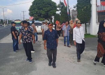 Suasana tegang terjadi di lingkungan Rumah Dinas Bupati Simalungun, Anton Achmad Saragih, pada Jumat (15/8/2025) siang, saat puluhan warga Nagori Purwodadi, Kecamatan Pematang Bandar, mendatangi lokasi untuk menyampaikan aspirasi mereka.