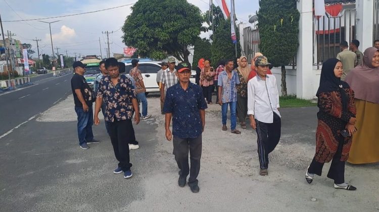 Suasana tegang terjadi di lingkungan Rumah Dinas Bupati Simalungun, Anton Achmad Saragih, pada Jumat (15/8/2025) siang, saat puluhan warga Nagori Purwodadi, Kecamatan Pematang Bandar, mendatangi lokasi untuk menyampaikan aspirasi mereka.