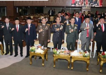 Kapolda Sumsel, Irjen Pol. Andi Rian R , S.I.K., M.Si., menghadiri undangan Ketua DPRD Sumsel dalam acara mendengarkan pidato kenegaraan Presiden yang digelar di Gedung DPRD Provinsi Sumsel Jalan Kapten A. Rivai no 1. Palembang . Kegiatan ini juga dihadiri oleh sejumlah pejabat tinggi lainnya pada hari Jumat (15/08/2025).