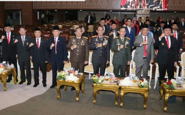 Kapolda Sumsel, Irjen Pol. Andi Rian R , S.I.K., M.Si., menghadiri undangan Ketua DPRD Sumsel dalam acara mendengarkan pidato kenegaraan Presiden yang digelar di Gedung DPRD Provinsi Sumsel Jalan Kapten A. Rivai no 1. Palembang . Kegiatan ini juga dihadiri oleh sejumlah pejabat tinggi lainnya pada hari Jumat (15/08/2025).