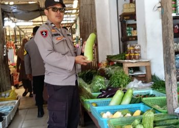 Polsek Bukit Batu jajaran Polresta Palangka Raya melaksanakan patroli dialogis dengan menyambangi Pasar Rakyat Tangkiling pada akhir pekan, Sabtu (16/8/2025).