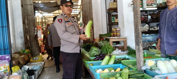 Polsek Bukit Batu jajaran Polresta Palangka Raya melaksanakan patroli dialogis dengan menyambangi Pasar Rakyat Tangkiling pada akhir pekan, Sabtu (16/8/2025).