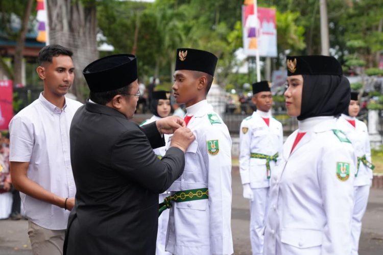 Wali Kota Sabang Zulkifli H. Adam resmi mengukuhkan 30 anggota Pasukan Pengibar Bendera Pusaka (Paskibraka) Kota Sabang Tahun 2025, dalam upacara yang berlangsung di Pendopo Wali Kota Sabang, Jum'at sore (15/8/25).