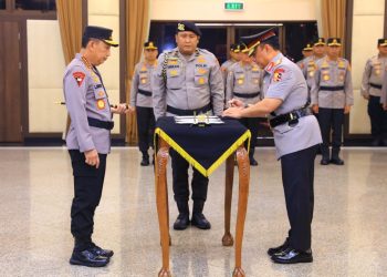 Kapolri Jenderal Polisi Listyo Sigit Prabowo secara resmi melantik Komjen Pol. Dr. Dedi Prasetyo sebagai Wakil Kepala Kepolisian Negara Republik Indonesia (Wakapolri). Prosesi pelantikan berlangsung di Ruang Rapat Utama Mabes Polri, Jakarta Selatan, Kamis (14/8/25) pukul 10.30 WIB, dan dihadiri seluruh pejabat utama Mabes Polri.