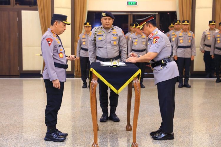 Kapolri Jenderal Polisi Listyo Sigit Prabowo secara resmi melantik Komjen Pol. Dr. Dedi Prasetyo sebagai Wakil Kepala Kepolisian Negara Republik Indonesia (Wakapolri). Prosesi pelantikan berlangsung di Ruang Rapat Utama Mabes Polri, Jakarta Selatan, Kamis (14/8/25) pukul 10.30 WIB, dan dihadiri seluruh pejabat utama Mabes Polri.
