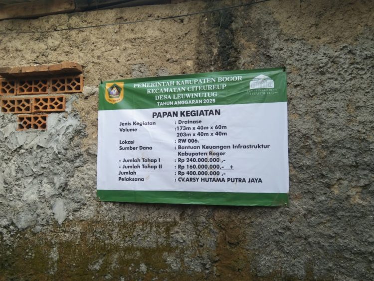 Papan Kegiatan Pembangunan Drainase dengan volume 173 m X 40 m X 60 m. Serta 203 m X 40 m X 40 m. Di satu Lokasi RW 006  di 2 ( dua ) titik. (Foto. Dok: RH/Mitrapolri.com)