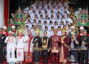 Kepala Staf Kodim 1016/Palangka Raya Letkol Arm Khazanatul Israr, hadiri Upacara Pengibaran Bendera Merah Putih dalam rangka memperingati HUT Proklamasi Kemerdekaan Republik Indonesia Ke -80 yang digelar di Halaman Kantor Walikota Jl. Tjilik Riwut Km 5,5 No 98 Kota Palangka Raya.