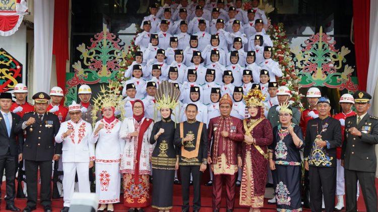Kepala Staf Kodim 1016/Palangka Raya Letkol Arm Khazanatul Israr, hadiri Upacara Pengibaran Bendera Merah Putih dalam rangka memperingati HUT Proklamasi Kemerdekaan Republik Indonesia Ke -80 yang digelar di Halaman Kantor Walikota Jl. Tjilik Riwut Km 5,5 No 98 Kota Palangka Raya.