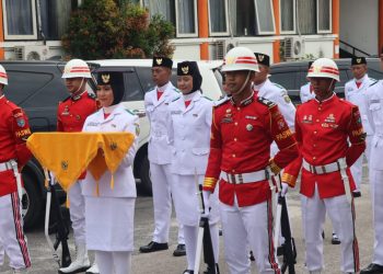Dua personel Polresta pun dipercaya untuk mengemban tugas Pasukan Pengawal (Paswal) Paskibraka Tingkat Kota yang bertugas mengibarkan Bendera Merah Putih di lapangan Kantor Walikota Palangka Raya, Jalan Tjilik Riwut Km. 5, Minggu (17/8/2025) pagi.