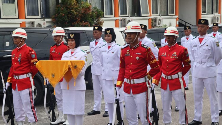 Dua personel Polresta pun dipercaya untuk mengemban tugas Pasukan Pengawal (Paswal) Paskibraka Tingkat Kota yang bertugas mengibarkan Bendera Merah Putih di lapangan Kantor Walikota Palangka Raya, Jalan Tjilik Riwut Km. 5, Minggu (17/8/2025) pagi.