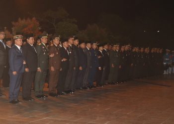 Polresta Palangka Raya turut serta dalam kegiatan renungan malam tirakatan yang digelar di Taman Makam Pahlawan (TMP) Sanaman Lampang, Sabtu (16/8/2025).