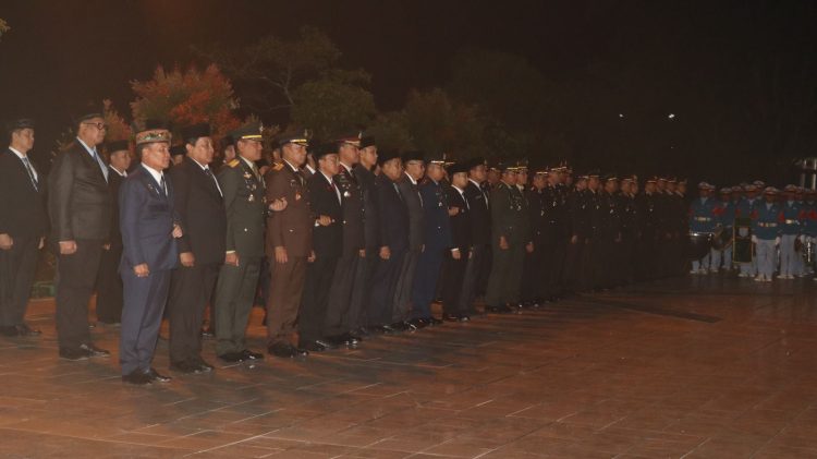 Polresta Palangka Raya turut serta dalam kegiatan renungan malam tirakatan yang digelar di Taman Makam Pahlawan (TMP) Sanaman Lampang, Sabtu (16/8/2025).