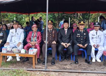 Hadir dalam kesempatan tersebut Kapolsek Bukit Batu Ipda Muhammad Hafiizh Ramadhan beserta personelnya, Danramil Bukit Batu, perangkat kecamatan, guru dan tenaga pendidikan, tenaga kesehatan, serta berbagai organisasi masyarakat dan kepemudaan.