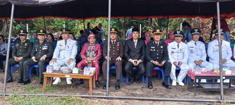 Hadir dalam kesempatan tersebut Kapolsek Bukit Batu Ipda Muhammad Hafiizh Ramadhan beserta personelnya, Danramil Bukit Batu, perangkat kecamatan, guru dan tenaga pendidikan, tenaga kesehatan, serta berbagai organisasi masyarakat dan kepemudaan.