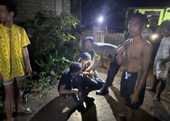 Setibanya di TKP, petugas mendapati dua pemuda masing-masing berinisial AJ (21) dan MRM (22) yang telah diamankan warga, berikut sejumlah barang bukti di antaranya dua dompet, dua unit handphone, sepeda motor GL Pro, kunci T, dua KTP, dan lima butir pil yang diduga zenith