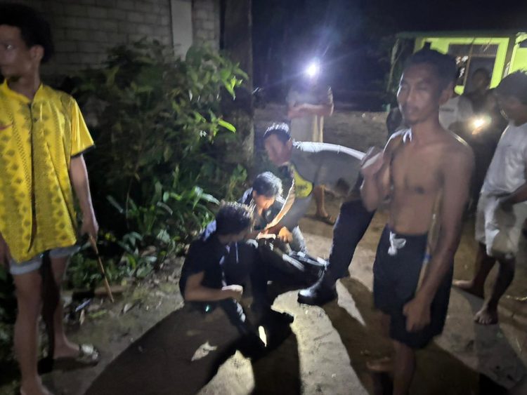 Setibanya di TKP, petugas mendapati dua pemuda masing-masing berinisial AJ (21) dan MRM (22) yang telah diamankan warga, berikut sejumlah barang bukti di antaranya dua dompet, dua unit handphone, sepeda motor GL Pro, kunci T, dua KTP, dan lima butir pil yang diduga zenith