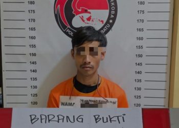 Polisi mengamankan seorang tersangka berinisial MR alias Wawan (25), warga Desa Bandar Kumbul, Kecamatan Bilah Barat. Dari tangan pelaku, diamankan barang bukti berupa 13 bungkus plastik klip transparan berisi sabu dengan berat 2,79 gram bruto, satu bungkus plastik klip kosong, serta uang tunai Rp70.000.