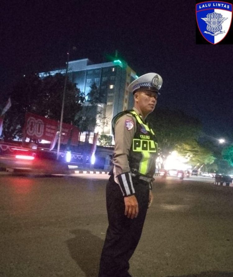 Satuan Lalu Lintas (Satlantas) Polresta Palangka Raya bersama Ditlantas Polda Kalteng melaksanakan pengamanan dan pengaturan lalu lintas (Pamturlalin) pada acara Huma Betang Night yang digelar di Bundaran Besar Kota Palangka Raya. Senin 18/8/2025.