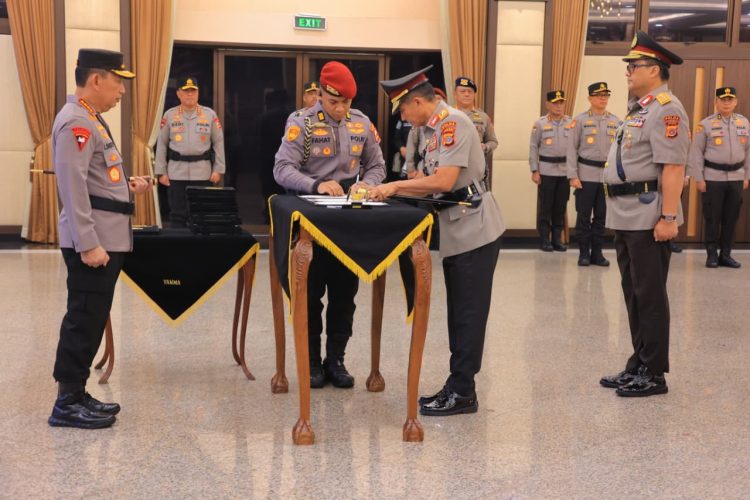 Brigjen Pol Marzuki Ali Basyah resmi menjabat sebagai Kapolda Aceh setelah dilantik oleh Kapolri Jenderal Pol Listyo Sigit Prabowo di Gedung Rupatama Mabes Polri, Jakarta, Selasa, 19 Agustus 2025.