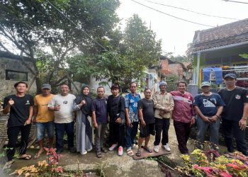 Pemerhati Hankam Dede Farhan Aulawi saat ngobrol santai dengan para koleganya di kawasan pengrajin Tasikmalaya. Selasa 19/08/25.