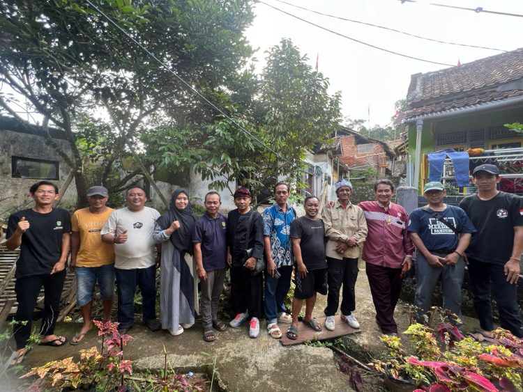 Pemerhati Hankam Dede Farhan Aulawi saat ngobrol santai dengan para koleganya di kawasan pengrajin Tasikmalaya. Selasa 19/08/25.