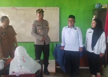 Kapolsek Sabangau Iptu Ahmad Taufiq meninjau secara langsung kegiatan pembagian Makanan Bergizi Gratis (MBG) bagi pelajar di salah satu sekolah di Kelurahan Kalampangan, Kecamatan Sabangau, Kota Palangka Raya, Selasa (19/8/2025).