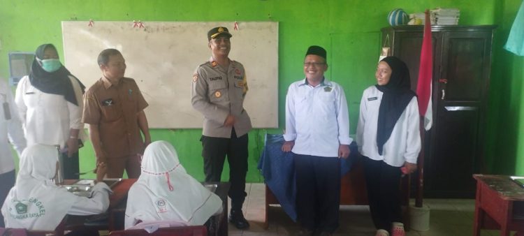 Kapolsek Sabangau Iptu Ahmad Taufiq meninjau secara langsung kegiatan pembagian Makanan Bergizi Gratis (MBG) bagi pelajar di salah satu sekolah di Kelurahan Kalampangan, Kecamatan Sabangau, Kota Palangka Raya, Selasa (19/8/2025).