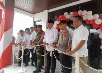 Pengguntikan Pita oleh Bupati, Dewan, Dandim, Kapolres. (Foto. Dok: RH/Mitrapolri.com)
