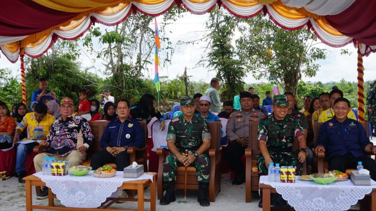 Kegiatan TNI Manunggal Membangun Desa (TMMD) imbangan Ke – 125 di Wilayah Kodim 1016/Palangka Raya resmi ditutup, di Desa Karya Bhakti Kecamatan Rungan Kab.Gunung Mas. Kamis 21/8/2025.