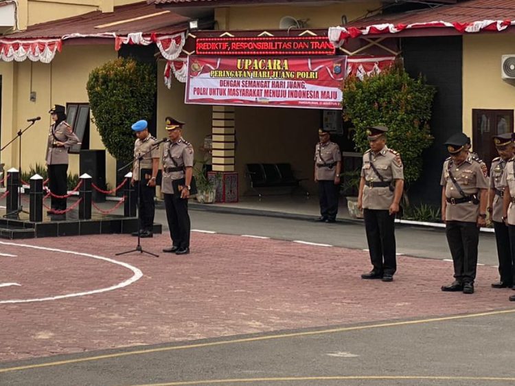 Polres Samosir menggelar Upacara Peringatan Hari Juang Polri pada Kamis (21/8/2025) di lapangan Mako Polres Samosir. Upacara dimulai pukul 07.45 WIB dengan Inspektur Upacara dipimpin langsung oleh Kapolres Samosir AKBP Rina Frillya, S.I.K.