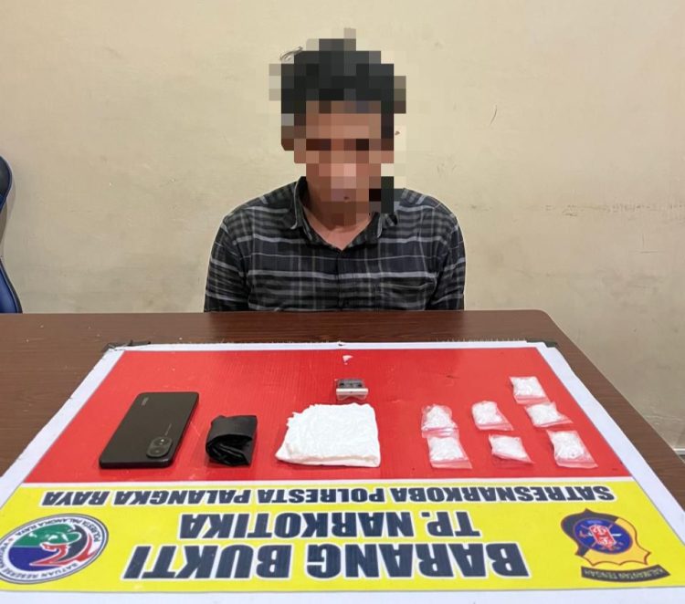 Seorang pria berinisial AAS (35) alias Salim diamankan beserta barang bukti berupa 7 paket yang diduga narkotika jenis shabu dengan berat kotor sekitar 35,59 gram, Rabu (20/8/2025) malam.