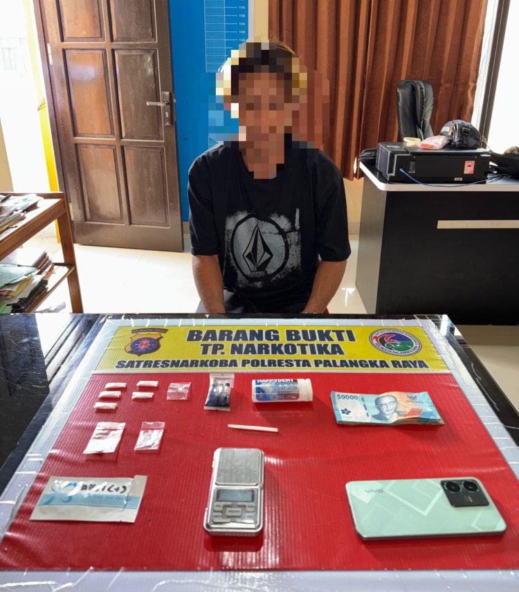 Seorang pria bernama RH (34) yang diduga sebagai pengedar sabu.