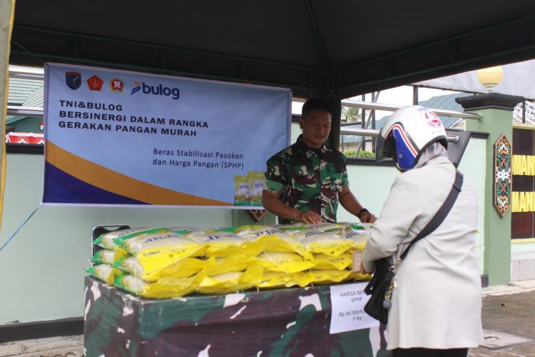 Kodim 1016/Palangka Raya bersama Bulog menggelar kegiatan Gerakan Pangan Murah (GPM) yang bertempat di depan Makodim 1016/Plk jalan Ahmad Yani Palangka Raya, Jumat (22/08/2025).