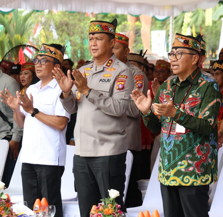 Kapolda Kalteng menghadiri acara Pumpung Hai Borneo bertajuk 'Internasional Day of The World Indigenous People 2025' di Betang Hapakat, Jl. RTA. Milono Km.5, Kota Palangka Raya, Kamis (21/8/2025).