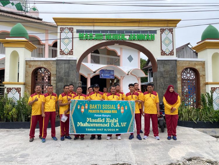 Polresta Palangka Raya menggelar kegiatan bakti sosial dengan membersihkan tempat ibadah di sekitar lingkungan Polresta, Jumat (22/8/2025).