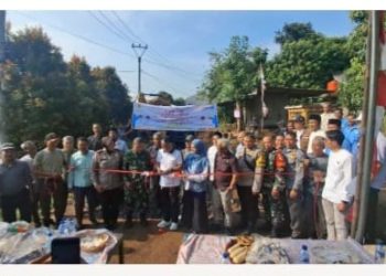 Launching Betonisasi Jalan Desa Klapanunggal Senilai Rp.677.761.000,- Bantuan Anggaran APBD Kabupaten Bogor. (Foto. Dok: RH/Mitrapolri.com)