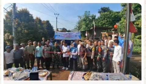 Launching Betonisasi Jalan Desa Klapanunggal Senilai Rp.677.761.000,- Bantuan Anggaran APBD Kabupaten Bogor. (Foto. Dok: RH/Mitrapolri.com)
