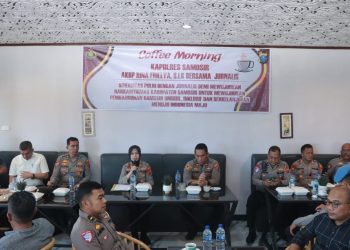 Pertemuan yang berlangsung di Topi Tao Coffee Shop, Desa Pardomuan I, Kecamatan Pangururan itu mengusung tema “Sinergitas Polri dengan Jurnalis Demi Mewujudkan Harkamtibmas Kabupaten Samosir untuk Mewujudkan Pembangunan yang Unggul, Inklusif, dan Berkelanjutan Menuju Indonesia Maju.”