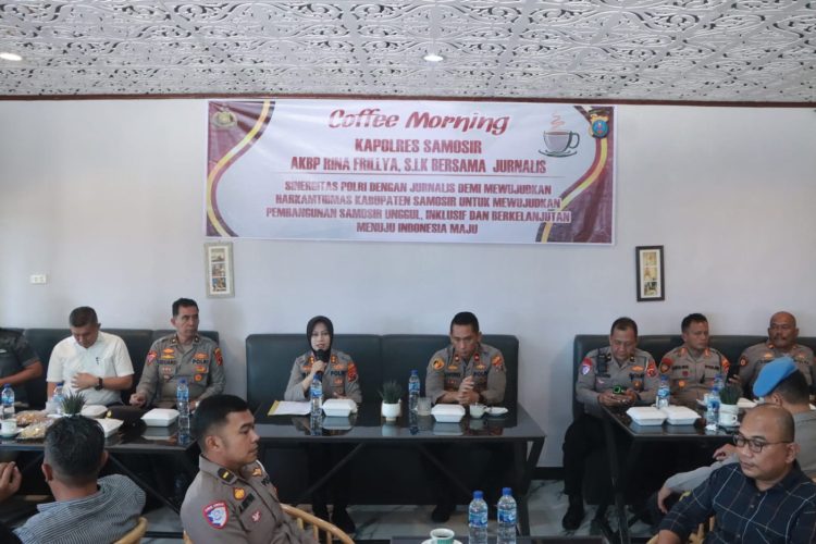 Pertemuan yang berlangsung di Topi Tao Coffee Shop, Desa Pardomuan I, Kecamatan Pangururan itu mengusung tema “Sinergitas Polri dengan Jurnalis Demi Mewujudkan Harkamtibmas Kabupaten Samosir untuk Mewujudkan Pembangunan yang Unggul, Inklusif, dan Berkelanjutan Menuju Indonesia Maju.”